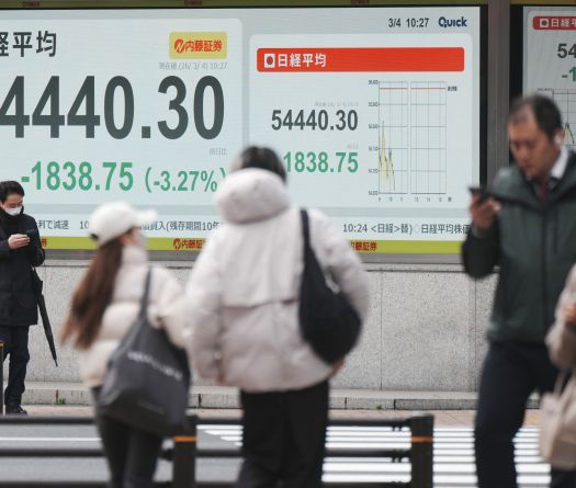 Marchés en Asie: les Bourses chutent, le pétrole toujours en hausse