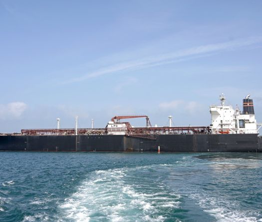 Des frappes américaines et israéliennes touchent un port iranien proche du détroit d'Ormuz