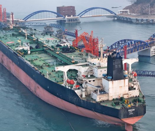 Les cours du pétrole reculent prudemment, un œil sur les bateaux dans le détroit d'Ormuz