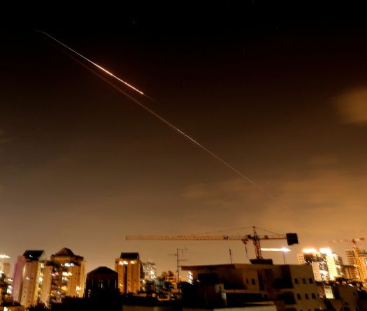 La guerre au Moyen-Orient entre dans son deuxième mois, Washington espère la finir sous deux semaines