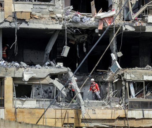 Un militaire libanais et des Casque bleus tués, nouveaux raids sur la banlieue sud