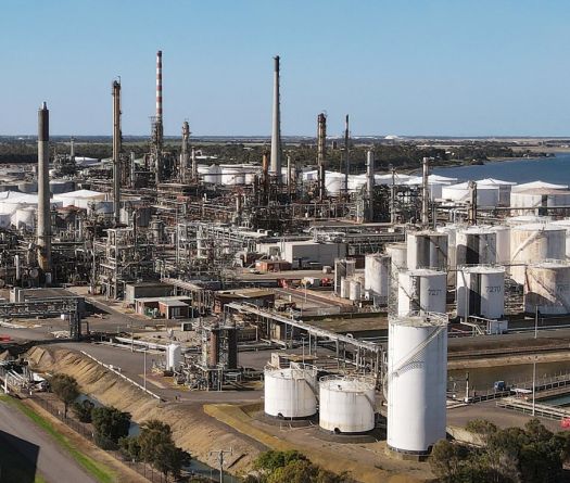 Le pétrole baisse avec l’espoir de nouveaux pourparlers entre l’Iran et les États-Unis