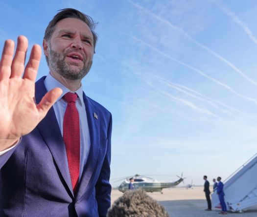 Vance dit vouloir des «négociations positives» avec l'Iran en partant pour le Pakistan