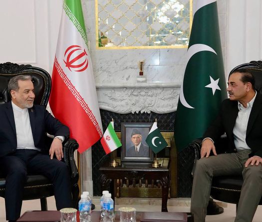 Le négociateur iranien conclut une visite à Islamabad où sont attendus les Américains