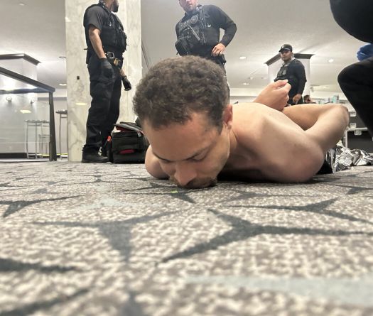 Un assaillant armé tente de forcer l'entrée d'un gala auquel assiste Trump