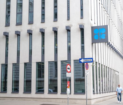 Les cours du pétrole grimpent malgré le départ des Émirats arabes unis de l'Opep