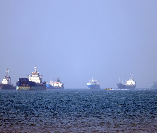 Trump suspend son opération d'escorte de navires à Ormuz, dans l'espoir d'un accord avec l'Iran
