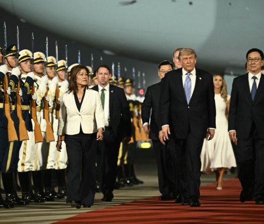 Trump arrive à Pékin en vue d'un sommet des grandes puissances avec Xi