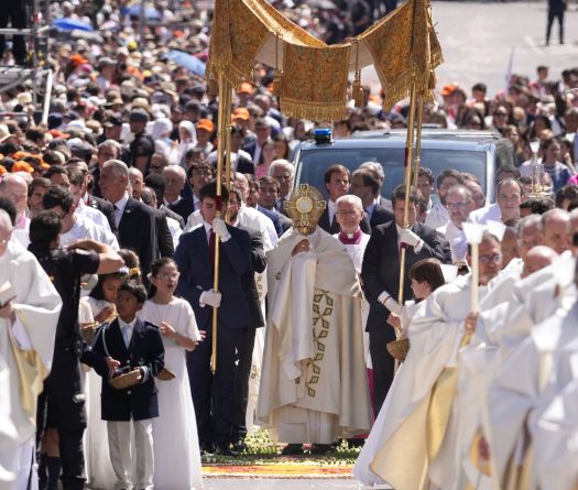 Madrid est une messe: une foule immense pour l'office du pape Léon XIV