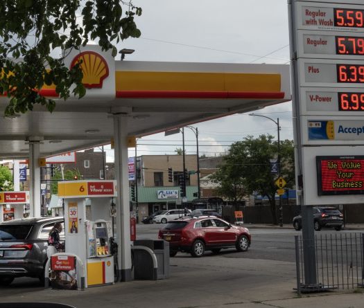 Pétrole: les cours hésitent entre tensions au Liban, report des négociations et reprise du trafic via Ormuz