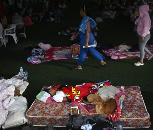 Venezuela: un jeune garçon sauvé des décombres, quête d'autres survivants «à la seule force des bras»