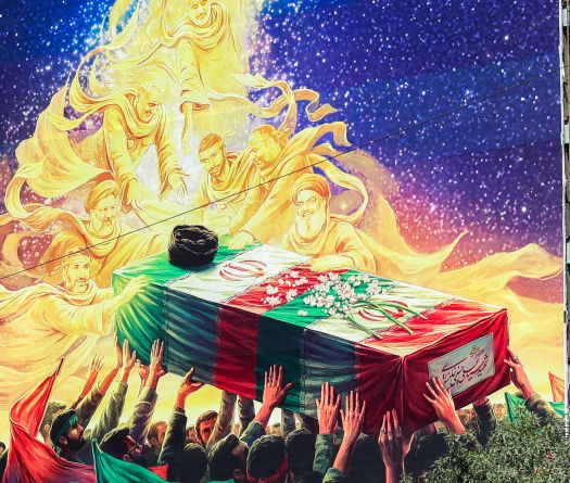 À Téhéran, les préparatifs pour les funérailles de Khamenei battent leur plein
