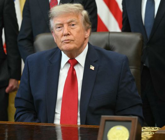 Trump renonce à son projet de taxe de 20% sur les navires passant par le détroit d'Ormuz