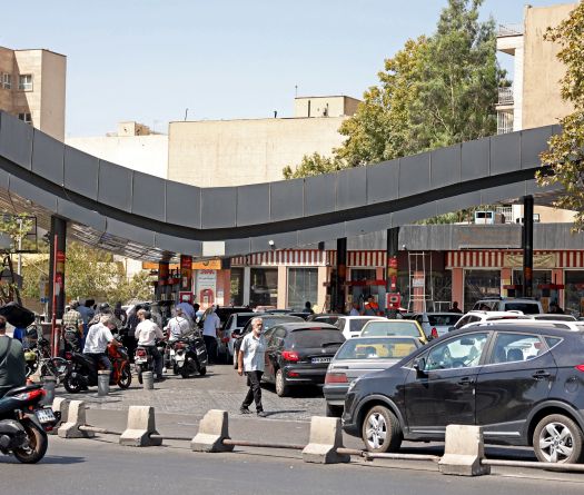 Files d'attente à Téhéran devant des stations-service après l'annonce de sanctions américaines