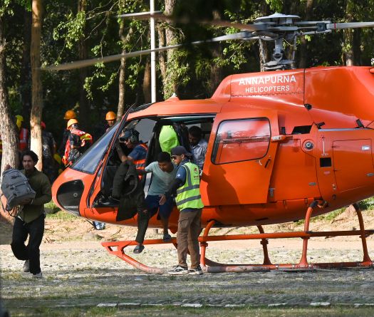 Crue au Népal: les secours tentent d'évacuer une centaine d'ouvriers coincés dans un tunnel