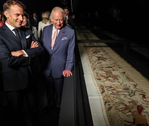Charles III et Macron célèbrent les liens franco-britanniques après avoir admiré la tapisserie de Bayeux