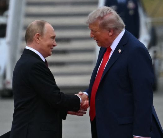 Le sommet Trump-Poutine en Alaska a commencé avec une poignée de main historique