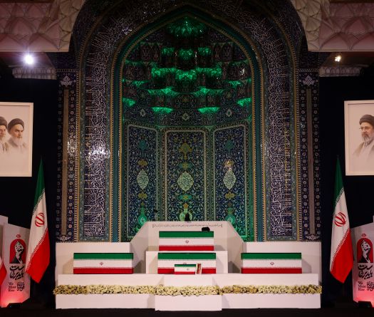 Le corps du guide suprême Khamenei est arrivé sur le lieu de ses funérailles à Téhéran