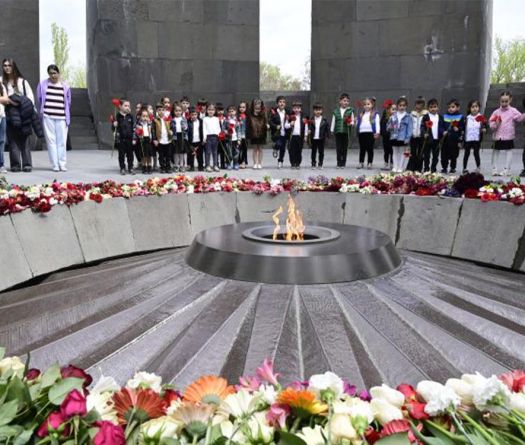 Les Arméniens commémorent le 111ᵉ anniversaire du génocide à Erevan