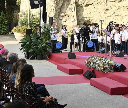 Devant le pape, Bocelli chante la paix