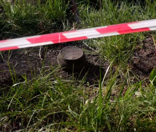 Déminer l'Ukraine, du râteau au drone