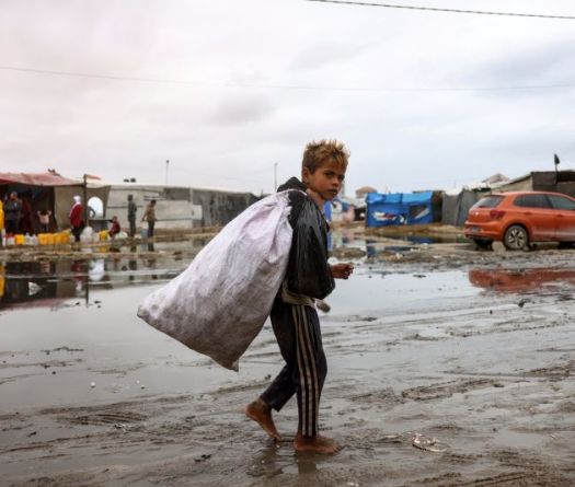Premier convoi d'aide vers Gaza, Israël annonce une pause des combats