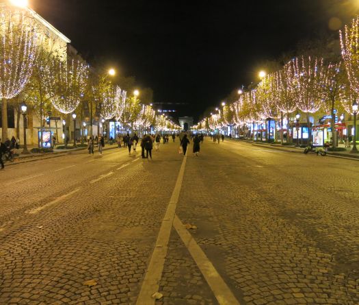 Les Champs-Élysées s’illuminent pour Noël avec Léa Seydoux et un scintillement inédit de la Tour Eiffel