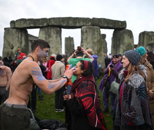 Mystique et millénaire: Stonehenge célèbre la solstice d’hiver