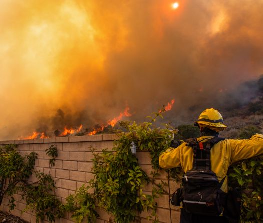 Un incendie menace des milliers d'habitations près de Los Angeles