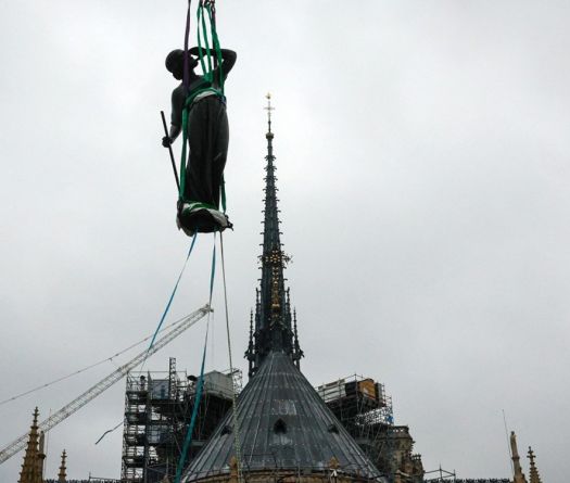 La statue de saint Thomas reprend sa place à Notre-Dame de Paris