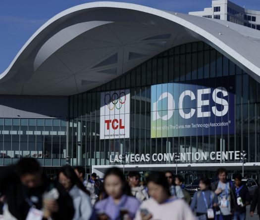 Cent ans après sa création et malgré la concurrence, la télévision cherche à innover