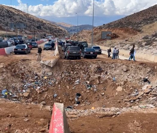 Taxis bloqués entre des cratères d'obus à la frontière libano-syrienne 