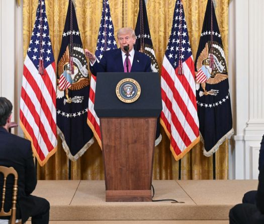Iran: Trump souffle le chaud et le froid, appelle Israël à la retenue