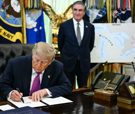 Trump signe un décret changeant le nom du «lac Ontario» en «lac d'Amérique»