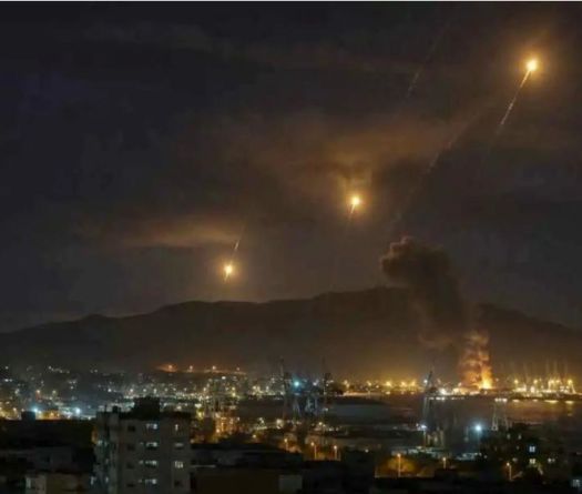 Les  États-Unis frappent l'Iran qui réplique en visant une base américaine