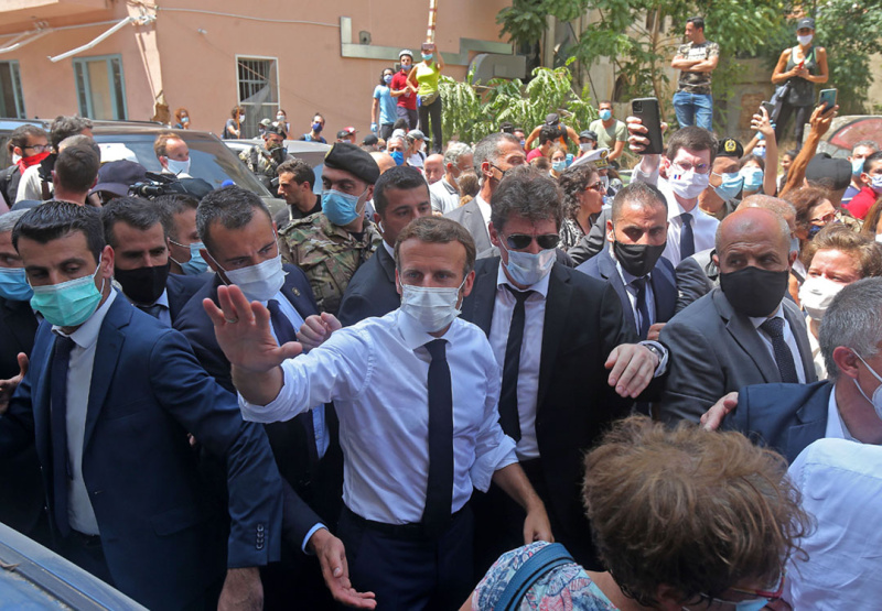 Accueil chaleureux pour le président Macron dans les quartiers sinistrés de Beyrouth après l’explosion du 4 août 2020