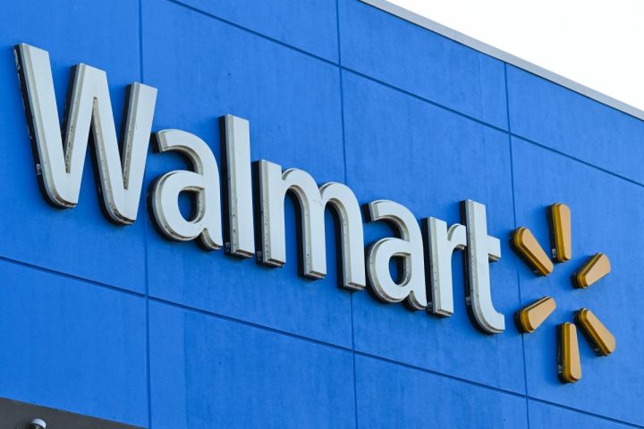 スーパーマーケットの前で少なくとも11人が刺された