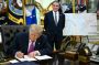 Trump signe un décret changeant le nom du «lac Ontario» en «lac d'Amérique»