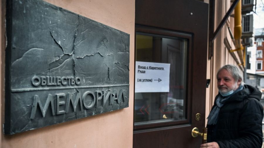 La dissolution de l'ONG Mémorial par Moscou soulève une indignation internationale