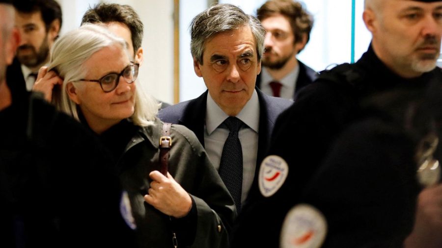 Cinq ans de prison, dont un ferme, requis contre François Fillon