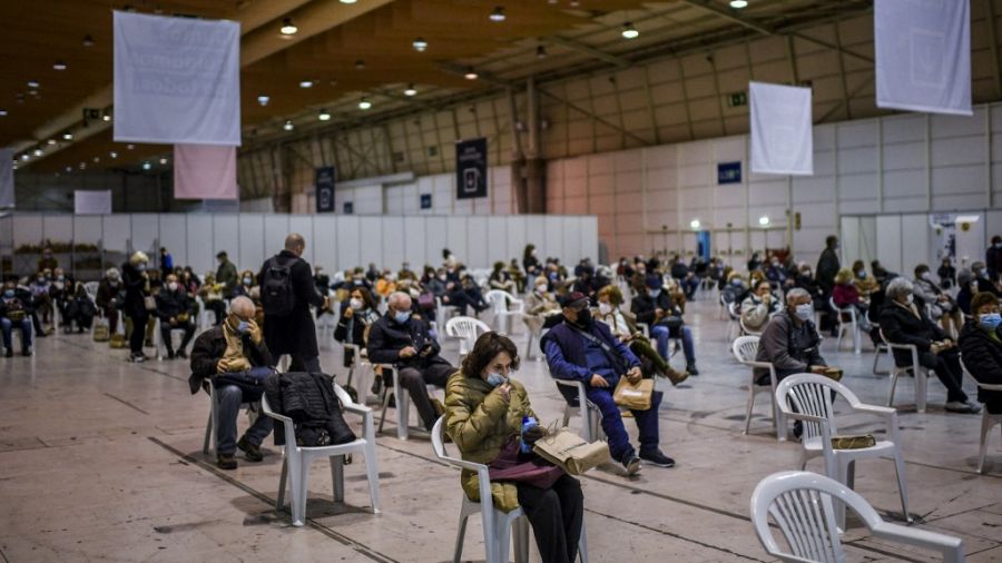 Omicron poursuit sa propagation, les États renforcent leurs restrictions