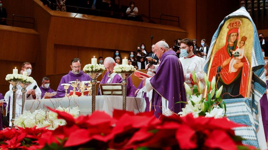 A la messe papale à Athènes, François prêche pour «la petitesse et l'humilité»