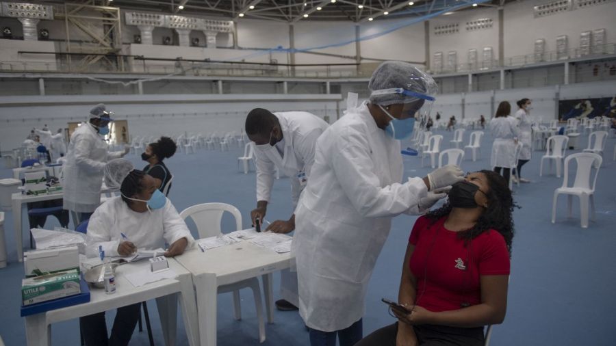 Omicron se diffuse plus rapidement et les vaccins moins efficaces, selon l'OMS