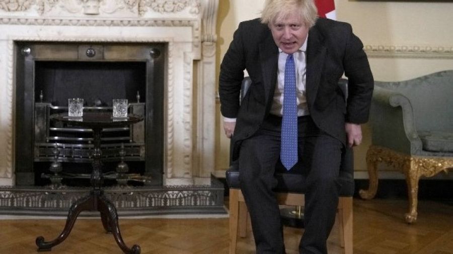 Embourbé dans les scandales, Boris Johnson «assume» sa responsabilité