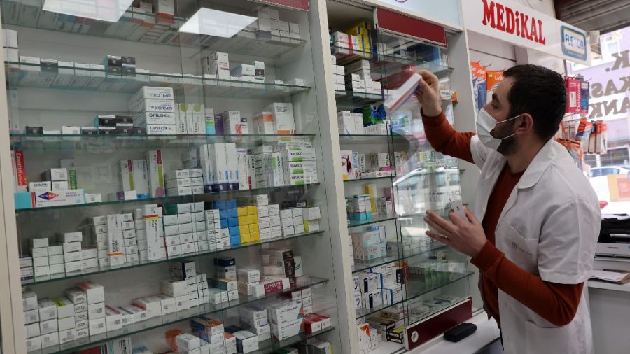 Les Turcs en quête de médicaments rendus introuvables par la crise...