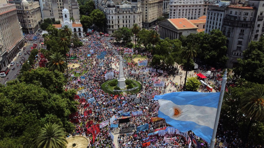 Les Argentins investissent de nouveau la Plaza de Mayo, pour le souvenir de 2001