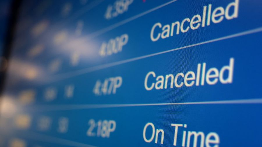 Omicron: nouvelles restrictions mondiales alors que le variant perturbe sur la terre comme au ciel