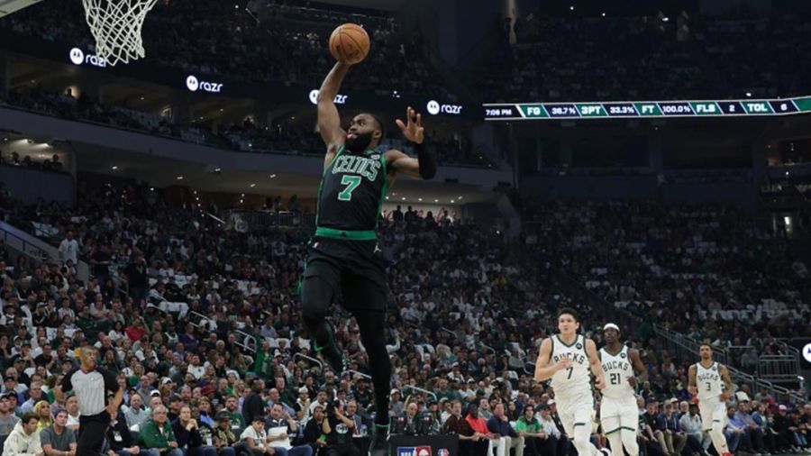 Boston répond à Milwaukee, Golden State miraculé face à Memphis