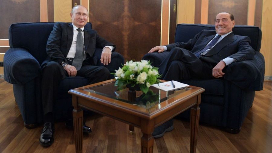 Berlusconi renoue avec Poutine et le couvre de louanges
