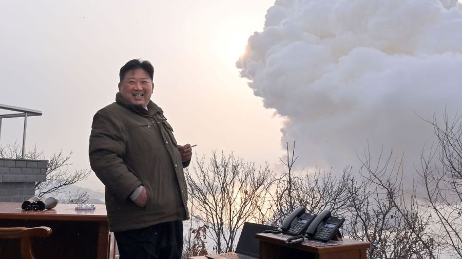 Pyongyang tire deux missiles balistiques, vante un nouveau moteur
